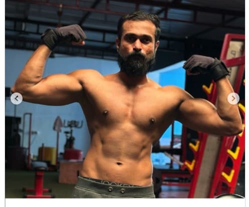 Personal trainer coaching at Old School Aesthetics Madurai